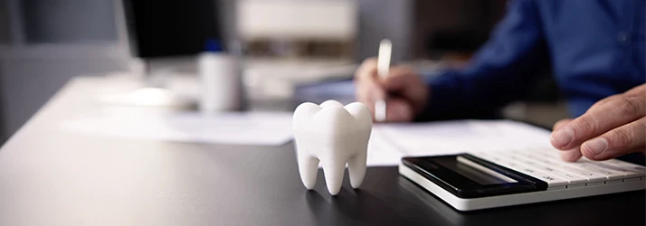 Oral surgery insurance consultation with tooth model and calculator. Oral surgery insurance consultation with tooth model and calculator.